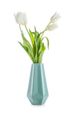 Beyaz arka planda güzel lale çiçekleri olan vazo.