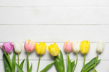 Beyaz ahşap arka planda güzel lale çiçekler