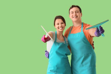 Yeşil arka planda cırcır böcekleri olan genç çift