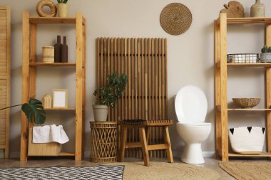 Tuvaleti, masası ve raf ünitesi olan bir tuvalet.