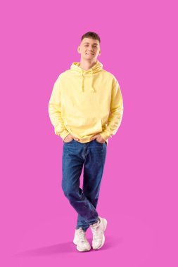 Menekşe arka planda kapüşonlu genç adam