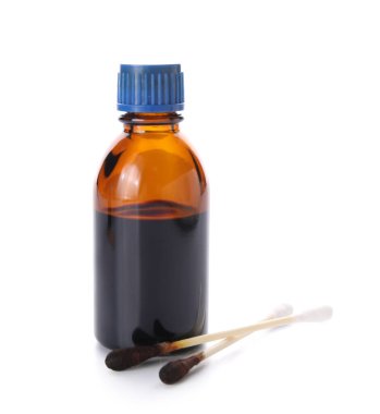 Beyaz arka planda izole edilmiş tentürdiyot ve pamuklu bez şişesi, yakın plan.