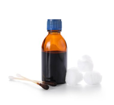 Beyaz arka planda izole edilmiş iyot, pamuk ve pamuklu bez şişesi, yakın plan