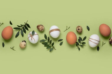 İpli Paskalya yumurtaları ve yeşil arka planda yapraklar