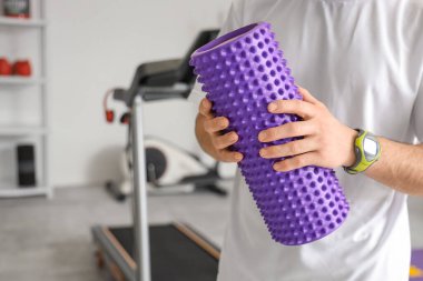 Spor salonunda köpüklü patenci, yakın plan.