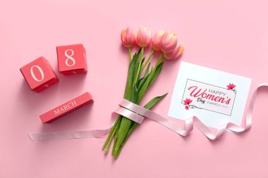 8 Mart tarihli küp takvimi, güzel lale çiçekleri ve pembe arka planda tebrik kartı. Uluslararası Kadınlar Günü kutlamaları