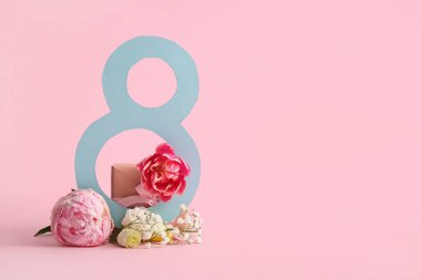 Şekil 8 kağıt, güzel çiçekler ve pembe arka planda hediye kutusu. Uluslararası Kadınlar Günü kutlamaları