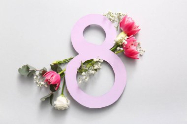 Şekil 8 kağıttan yapılmış ve gri arkaplanda güzel çiçekler var. Uluslararası Kadınlar Günü kutlamaları