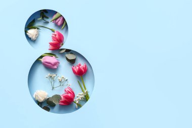 Renkli arka planda güzel çiçekler olan mavi kağıt sekizinci şekli kes. Uluslararası Kadınlar Günü kutlamaları