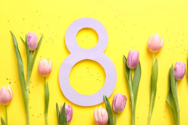 Şekil 8 kağıttan ve sarı arka planda güzel lale çiçeklerinden yapılmıştır. Uluslararası Kadınlar Günü kutlamaları