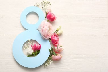 Beyaz ahşap arka planda güzel çiçekleri olan kağıttan yapılmış 8 figür. Uluslararası Kadınlar Günü kutlamaları