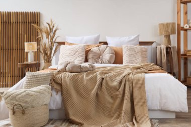 Büyük yataklı ve otlu rahat bir yatak odası.