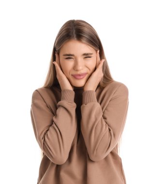 Beyaz arka planda gürültüden muzdarip genç bir kadın.