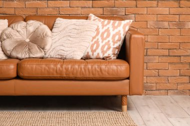 Oturma odasının içinde minderleri olan rahat bir kanepe.