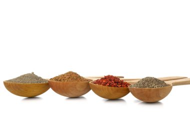 Beyaz arka plan üzerinde izole farklı baharatlar ile tahta kaşıklar