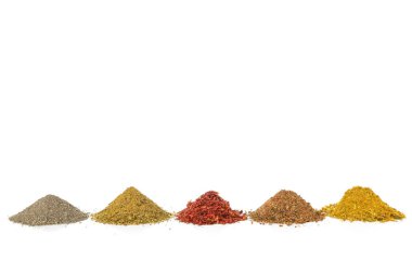 Beyaz zemin üzerinde farklı aromatik baharatlar yığını