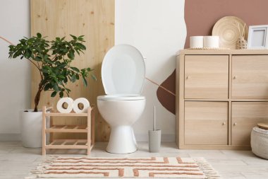 Tuvaletin içinde klozet, ayağa kalk ve klozet