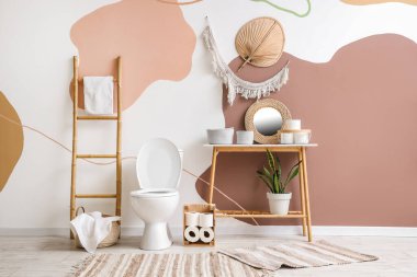 Tuvaleti, merdiveni ve masası olan bir tuvalet.