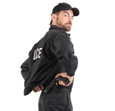 Beyaz arka planda silahlı bir erkek polis memuru var.