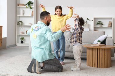 Mutlu bir aile evde eğleniyor ve birbirlerini korkutuyorlar. 1 Nisan şakası.