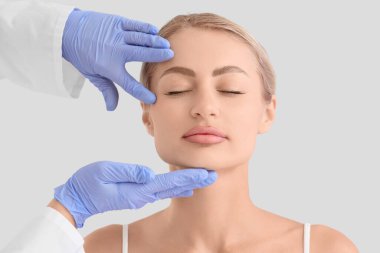 Plastik cerrahi geçmişi parlak genç bir kadın, yakın plan. Blepharoplasty konsepti