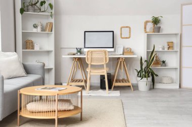 Çalışma yeri, raf üniteleri ve kanepesi olan ışık ofisinin içinde.