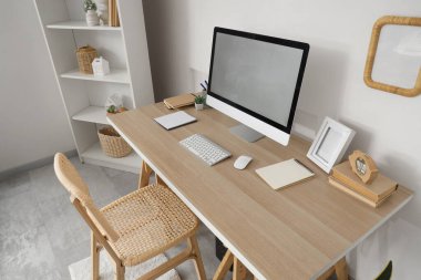 Işık ofisinde boş bilgisayar monitörü olan işyeri