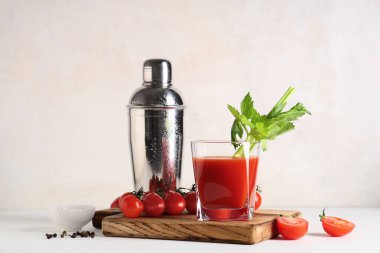 Kerevizli, biberli, domatesli ve hafif arkaplanlı Bloody Mary.
