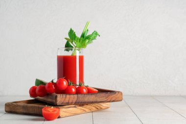 Kerevizli Bloody Mary ve beyaz fayanslı domatesler.