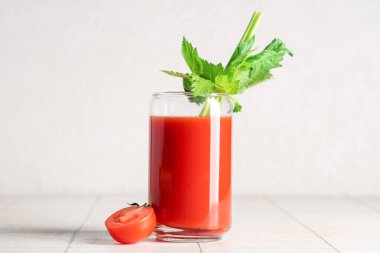 Kerevizli Bloody Mary ve beyaz fayanslı domates.