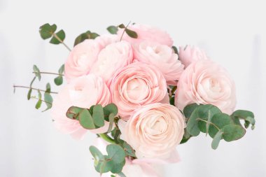 Evdeki masada bir buket güzel ranunculus çiçeği, yakın plan.