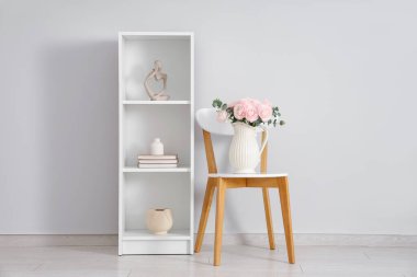 Oturma odasındaki sandalyede bir buket güzel ranunculus çiçeğiyle.