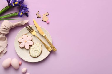 Güzel kurabiyeli sofra, Paskalya yumurtaları ve leylak arka planda güzel çiçekler.