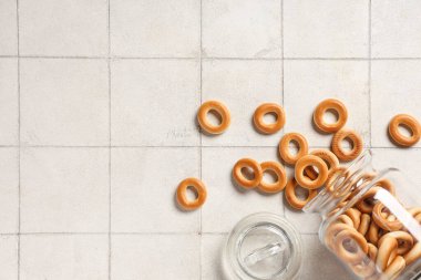 Beyaz fayanslı lezzetli simit kavanozunu ters çevirdim.