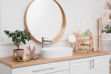 Lavabo ve kozmetik ürünleri banyodaki masada.