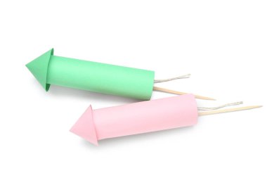 Beyaz arka planda yeşil ve pembe havai fişekler