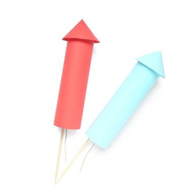 Beyaz arka planda mavi ve kırmızı havai fişekler