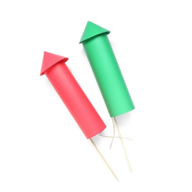 Beyaz arkaplanda yeşil ve kırmızı havai fişekler