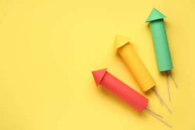 Sarı arka planda renkli havai fişekler