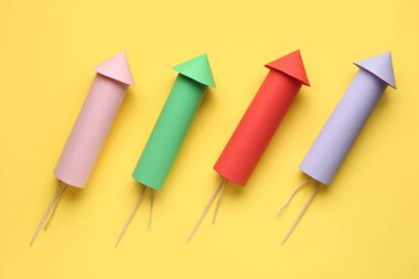 Sarı arka planda renkli havai fişekler