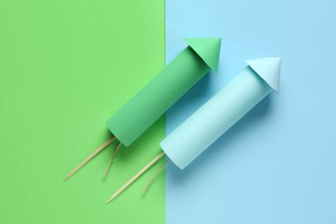 Arkaplanda mavi ve yeşil havai fişekler