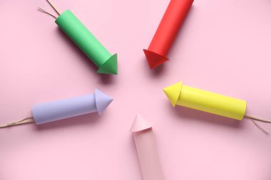 Pembe arka planda renkli havai fişeklerden yapılmış çerçeve