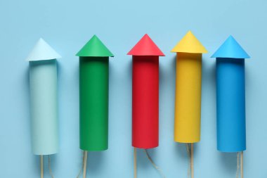 Mavi arka planda renkli havai fişekler dizisi