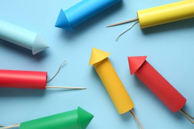 Mavi arka planda renkli havai fişekler