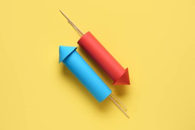 Sarı arka planda mavi ve kırmızı havai fişekler