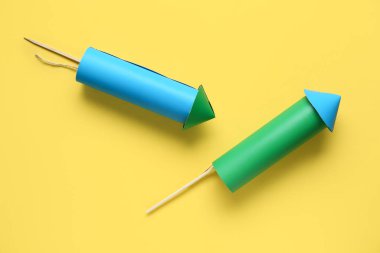 Sarı arka planda mavi ve yeşil havai fişekler