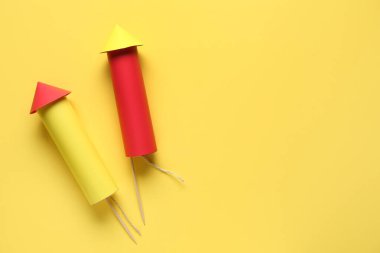 Sarı arka planda havai fişekler