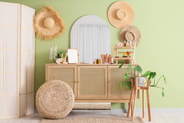 Makyaj masası, bitki ve şapkalı bir soyunma odası.