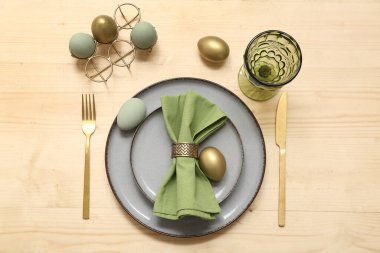 Ahşap arka planda Paskalya yumurtaları olan güzel bir masa.