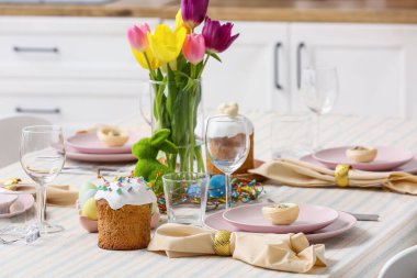 Paskalya kutlaması için servis edilen güzel masa.